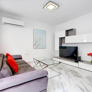 Cosy Steps To St George's Bay Appartamento San Giuliano
